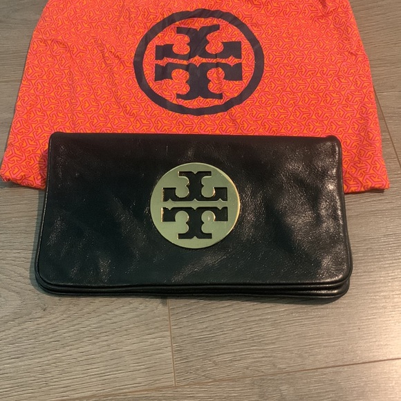 Tory Burch clutch with attachable shoulder strap - Picture 13 of 15